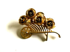 VINTAGE BROCHE FLEURS sur une brouette signée BROOKS MÉTAL DORÉ