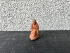 Petit santon en terre cuite personnage assis