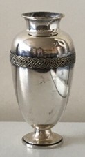 Vase balustre sur piédouche à motif de tresse en métal argenté