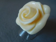 BAGUE PLASTIQUE RESINE IVOIRE ECRU MOTIF FLORAL FLEUR ROSE 53 FEMME FILLE 3 1/4