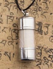 Amulette pendentif rouleau