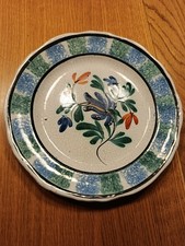 Assiette cul noir Forges les eaux/Rouen. Motif floral XIXeme