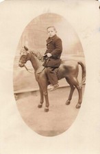 CPA PHOTOGRAPHIE SCENE DE VIE UN ENFANT SUR UN CHEVAL EN BOIS MANEGE