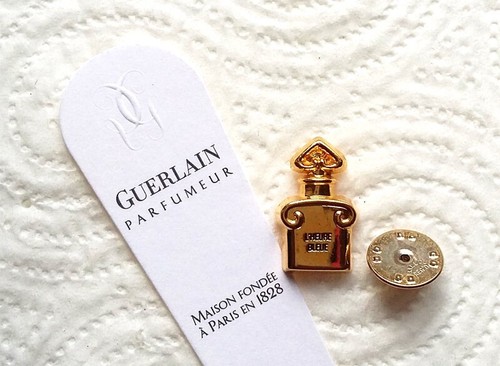 Pin signé guerlain heure - pin's,