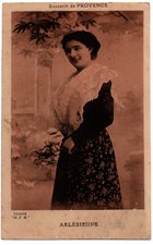 CPA Folklore - ARLESIENNE - Souvenir de Provence - Idéale M.F.B.