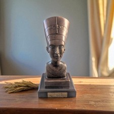 Statue en bronze ,une reproduction de La Reine Néfertiti