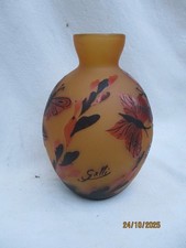Vase signé GALLE TIP Décor floral dégagé à l'acide (papillons et végétaux)