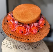 Chapeau de cérémonie orange