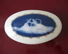 Boite ,bonbonnière ovale en porcelaine de Limoges .Signée Camille THARAUD .