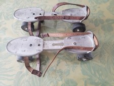 Ancienne paire de PATINS à ROULETTES Speedy France
