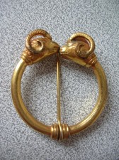 Ancien bijou fibule tête de béliers bronze doré signée AB Paris Artus Bertrand