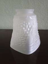 TULIPE lampe ou lustre - VERRE moulé dépoli aux pampres de vigne raisin -