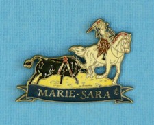 1 PIN'S / MARIE-SARA UNE DES RARES FEMMES TOREROS À CHEVAL REJONEADORA.(N'EMAUX)