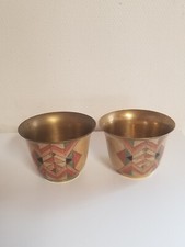 Paire de pots en laiton émaillé, motifs géométriques colorés à restaurer