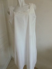 ANCIENNE CHEMISE DE NUIT COTON BRODEE MI LONGUE SANS MANCHE POUR DAME T. 46