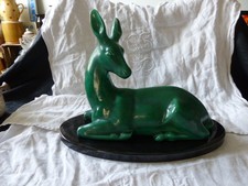 STATUE SCULPTURE EN FAIENCE EN FORME DE BICHE SUR SOCLE LONGUEUR 36.4 CM