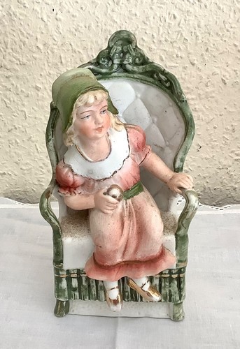 Petite fille dans fauteuil - petite,