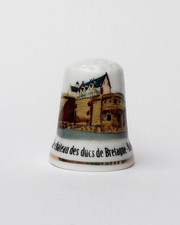 Dé à coudre de collection  porcelaine la Château des Ducs de Bretagne Nantes