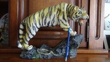 STATUETTE TIGRE en RESINE de 25 cm de haut 31 cm de long.
