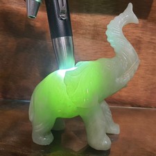 Éléphant sculpté à la main