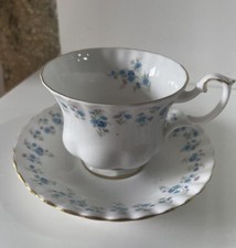 BELLE TASSE A THE EN PORCELAINE ANGLAISE ROYAL ALBERT MEMORY LANE AVEC SOUCOUPE