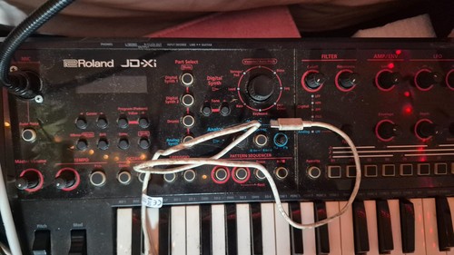 Roland synthesizer 37 - synthesizer,