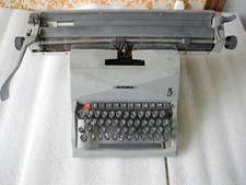 Machine À Écrire Olivetti 82
