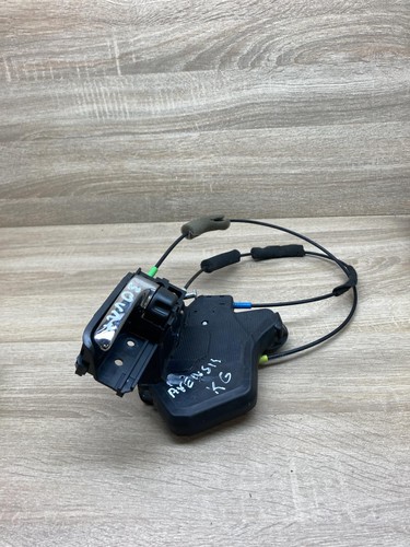 Avensis door lock - lock,