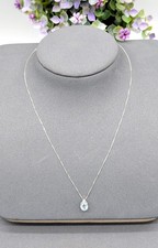 Collier en or blanc orné d'un pendentif aigue-marine facettée surmonté d'un pet