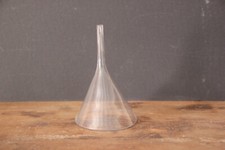 Petit entonnoir en verre