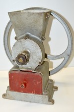 -ANCIEN MOULIN DE COMPTOIR METAL AVEC GRAND VOLANT pas de marque visible déco