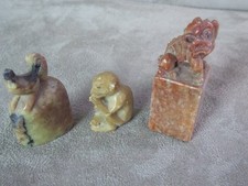 TROIS PETITES SCULPTURES en pierre dure, ancien. EXTRÊME ORIENT.