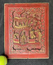 Panneau bois laqué rouge et dorure, décor personnages maison nuages Chine XIXe