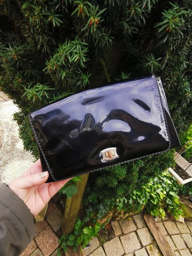 Pochette noire vernis