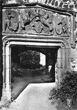 63 Murol. La porte armoirée du Château.  6360