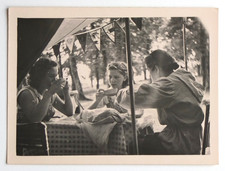 Jeunes filles scouts petit déjeuner tente - Photo vintage snapshot