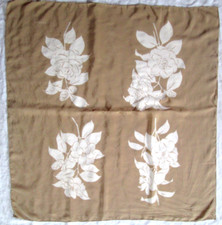 CHANEL  Foulard  soie  en TBEG