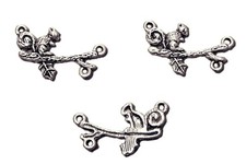 LOT 3 CHARMS/BRELOQUES  plaqué argent : écureuil branche 24*14mm (01)