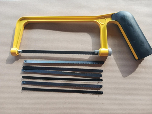 Mini scie métaux avec 6 - scie,