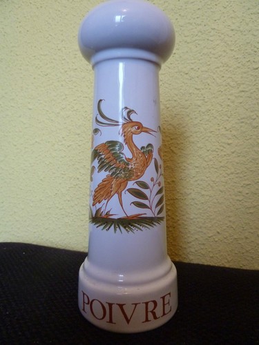 Grande poivriere faience - ,