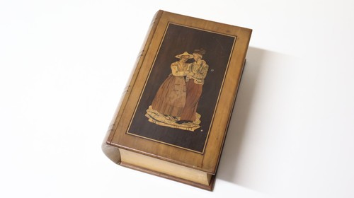 Ancienne élégante boîte - ancienne,