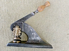 ANCIENNE PRESSE A TAMPONNER DE NOTAIRE EN FONTE - OUTIL DE BUREAU -