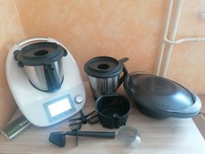 Thermomix TM5 avec accesoires et livre.