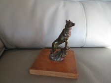 ancien chien en bronze sur son rocher socle en bois