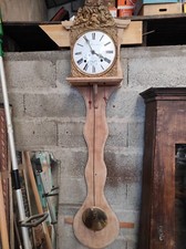 Ancienne Horloge Comtoise Benatou Auzances avec clef sur support mural en bois