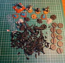 Lot De Vrac Et Bits Tyranides + Socles