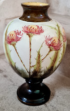 ancien vase sur pied-douche a décor de fleurs (chardons?)