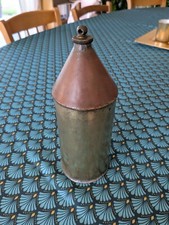 Une ancienne bouillotte en laiton.