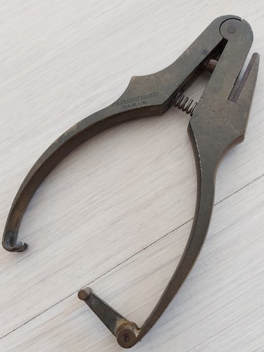 Poinçonneuse ancienne pince - /,