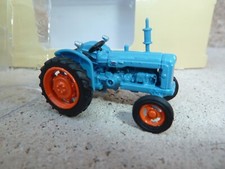 1 tracteur agricole  HO ou OO pour plat Jouef , REE , Roco  etc. Voir photos. 